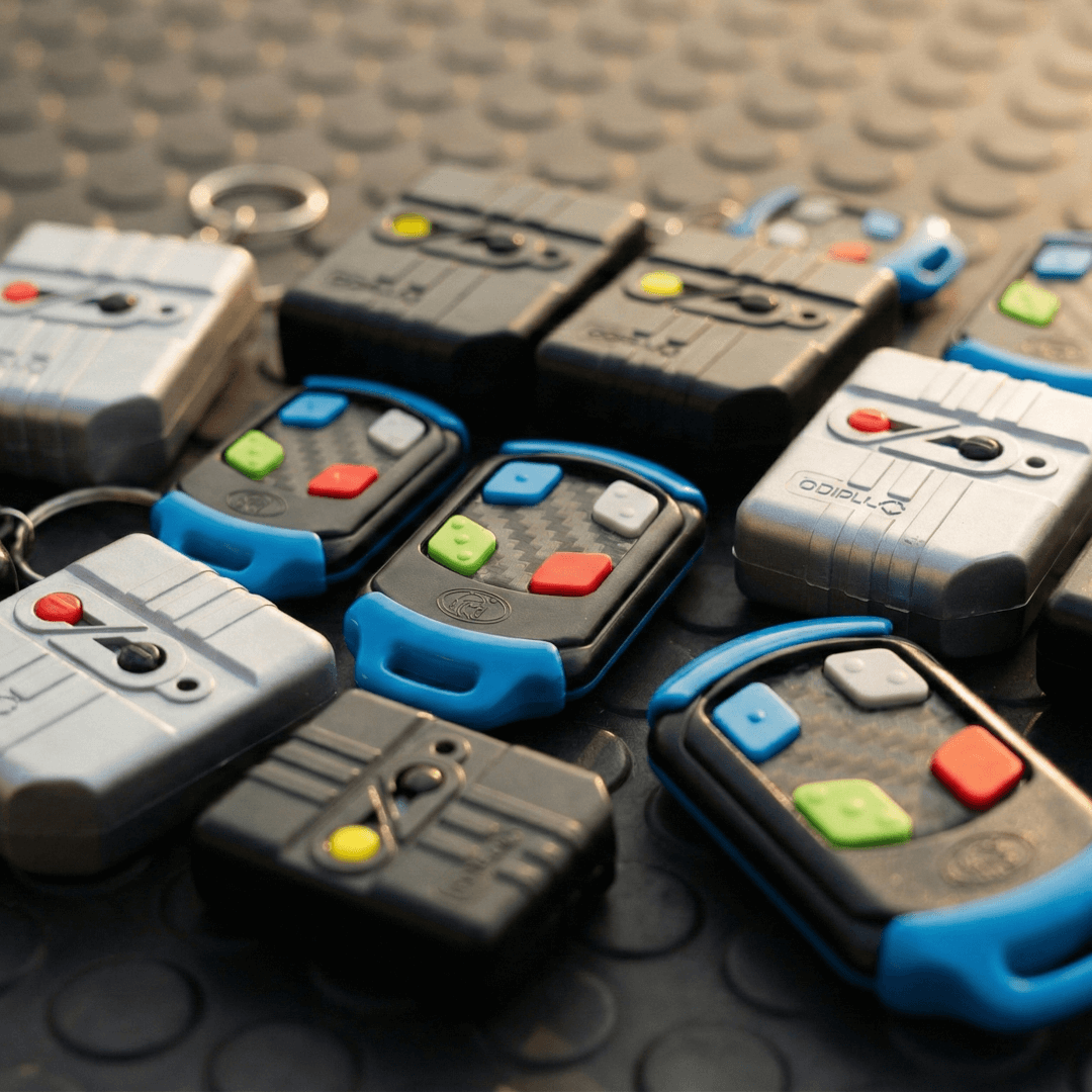 Colección de mandos a distancia para portones automáticos y garajes, incluyendo controles de la marca Codiplug y modelos universales